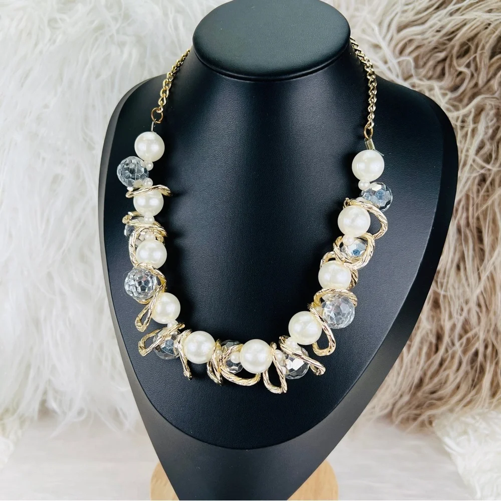 Pretty Silvertone goldtone, lightweight faux pearl, clear bling 16” necklace